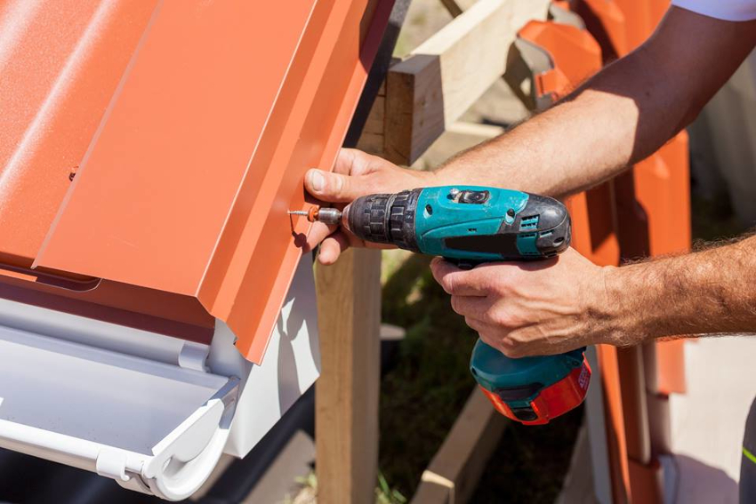 A szélcsíkokat a tetőcsavarok gumitömítéssel rögzítik A szélcsíkok gumitömítéssel vannak rögzítve a tetőcsavarokhoz