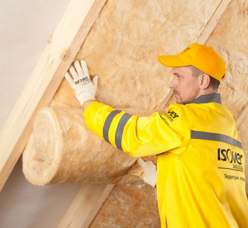 A szarufák közötti térben szigetelést kell lefektetni, leggyakrabban bazaltgyapotot használnak A szarufák közötti térben szigetelést kell elhelyezni, leggyakrabban bazaltgyapotot használnak