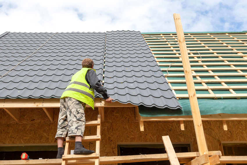 A lépésről lépésre történő utasítások szerint a fém burkolólapok telepítése bármilyen irányban elvégezhető A lépésről lépésre történő utasítások szerint a fém burkolólapok telepítése bármilyen irányban elvégezhető