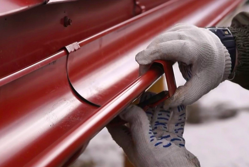 A tartókat 50 cm-enként az eresz felszerelése előtt szerelik fel A tartókat 50 cm-enként az eresz felszerelése előtt szerelik fel