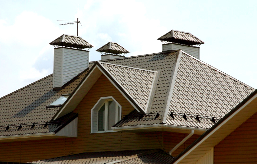 A hidegtető két rétegből áll - vízszigetelésből és fémből A hidegtető két rétegből áll - vízszigetelésből és fémből