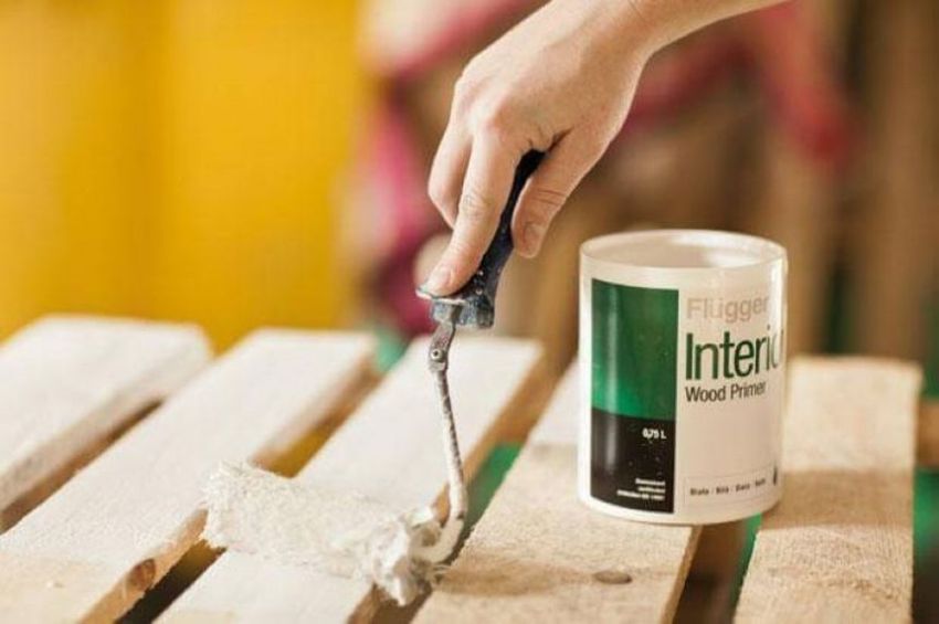 Nach dem Schleifen der Palette ist es besser, sie in der geplanten Farbe zu streichen Nach dem Schleifen der Palette ist es besser, sie in der geplanten Farbe zu streichen