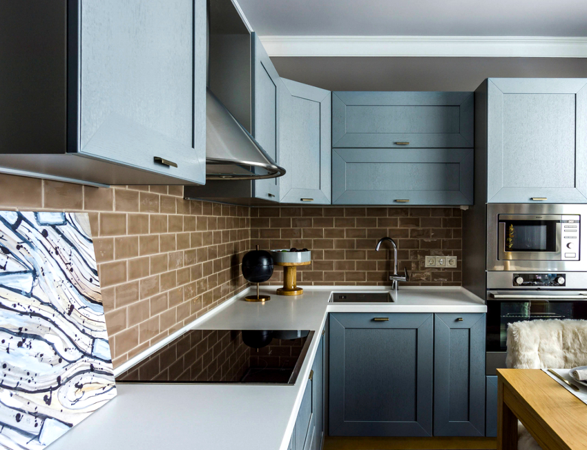 Hovedplusset til hjørnekjøkkenet er riktig organisering av arbeidstrekanten. Hovedplusset til hjørnekjøkkenet er riktig organisering av arbeidstrekanten.