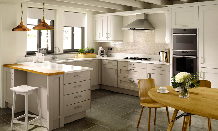 Et lite hjørnekjøkken med bardisk er ikke bare et komfortabelt arbeidsområde, men også en spiseplass Et lite hjørnekjøkken med bardisk er ikke bare et komfortabelt arbeidsområde, men også en spiseplass