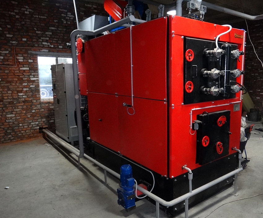 Moderne kedler med fast brændsel er udstyret med en luftblæser, temperaturføler og automatisk tænding Moderne kedler med fast brændsel er udstyret med en luftblæser, temperaturføler og automatisk tænding