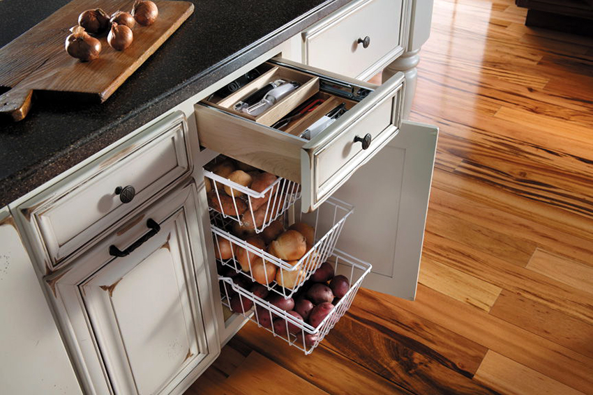 Udtrækkelige køkkenkurve har et minimum af ulemper, der ikke kan overskygge deres fordele. Udtrækkelige køkkenkurve har et minimum af ulemper, der ikke kan overskygge deres fordele.