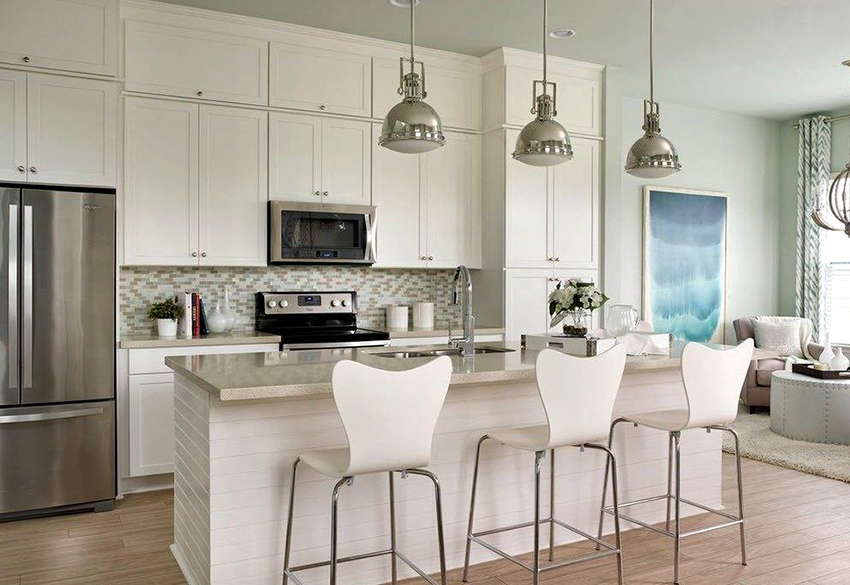 ชุดสีขาวราวกับหิมะและท็อปครัวที่มีเฉดสีเข้มกว่าเล็กน้อยเป็นทางออกที่ดีสำหรับการตกแต่งภายในห้องครัว ชุดสีขาวราวกับหิมะและท็อปครัวที่มีเฉดสีเข้มกว่าเล็กน้อยเป็นทางออกที่ดีสำหรับการตกแต่งภายในห้องครัว