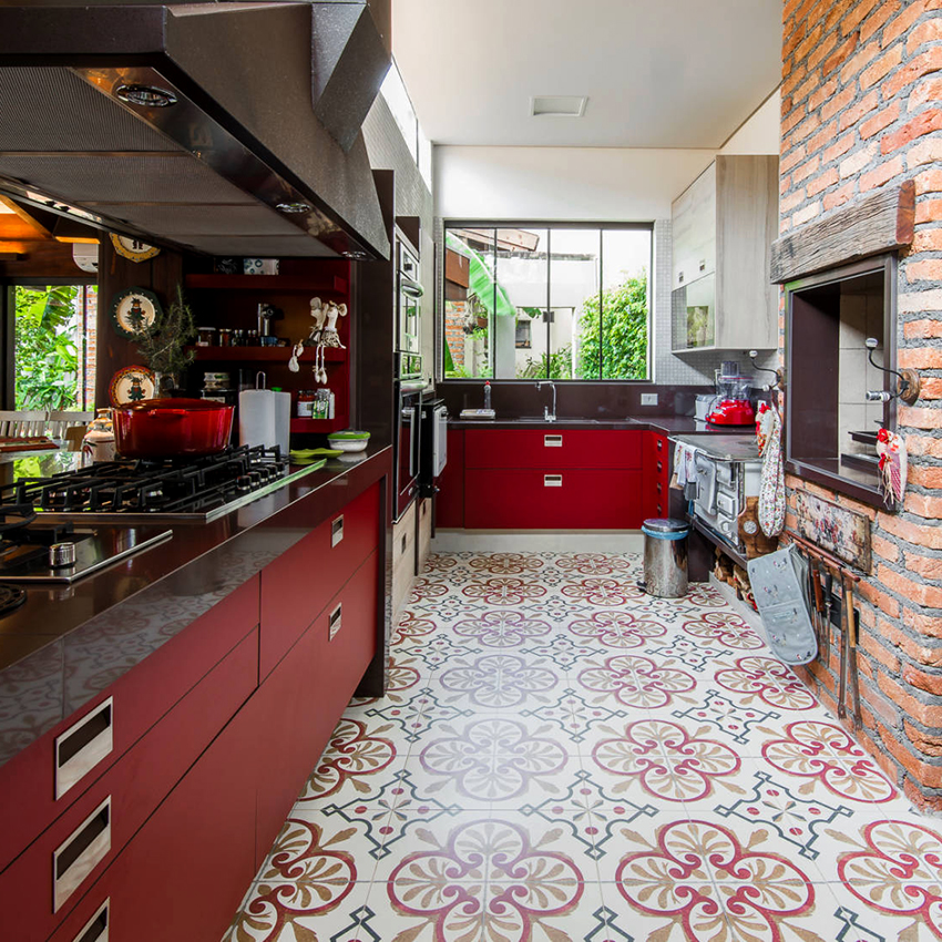 O bucătărie roșie și neagră nu este o opțiune standard care este potrivită pentru personalități luminoase O bucătărie roșie și neagră nu este o opțiune standard care este potrivită pentru personalități luminoase