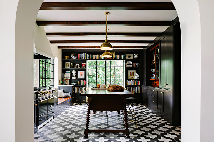 Culoarea neagră din interiorul bucătăriei poate fi făcută atât dominantă, cât și de fundal Culoarea neagră din interiorul bucătăriei poate fi făcută atât dominantă, cât și de fundal