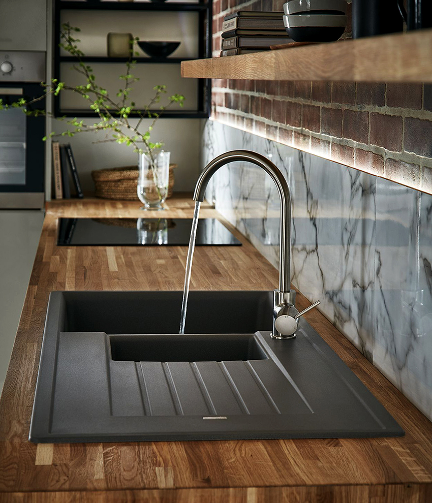 O chiuvetă neagră în bucătărie va fi un bun plus pentru orice stil O chiuvetă neagră în bucătărie va fi un bun plus pentru orice stil