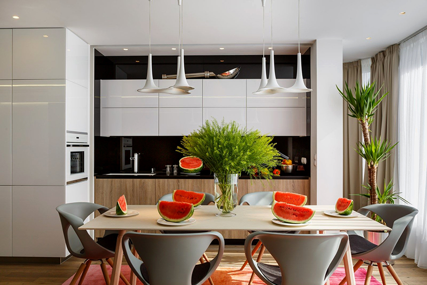 Un șorț negru din țiglă sau piatră arată cel mai impresionant. Un șorț negru din țiglă sau piatră arată cel mai impresionant.