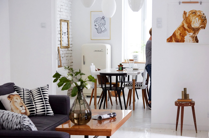 Un grup de mese cu o masă albă va decora orice bucătărie Un grup de mese cu o masă albă va decora orice bucătărie