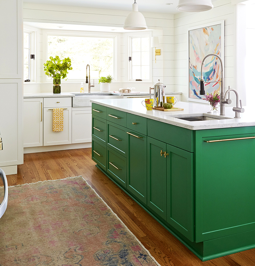 O bucătărie albă, cu adăugarea unei nuanțe de smarald, va arăta incredibil de elegantă O bucătărie albă, cu adăugarea unei nuanțe de smarald, va arăta incredibil de elegantă