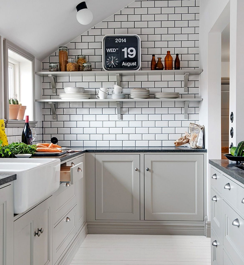 Fitingurile cromate arată bine la bucătăriile albe Fitingurile cromate arată bine la bucătăriile albe