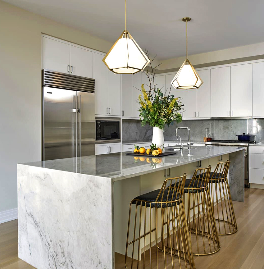 Blatul de masă și șorțul cu un model de piatră sunt un plus elegant pentru căștile albe Blatul de masă și șorțul cu un model de piatră sunt un plus elegant pentru căștile albe