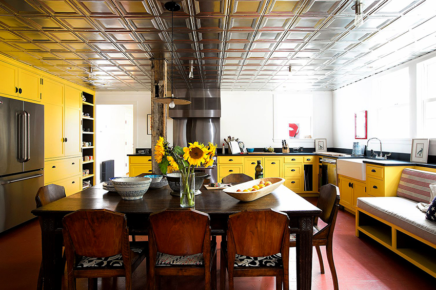 Un blat întunecat într-o bucătărie luminoasă sau luminoasă arată elegant și non-standard Un blat întunecat într-o bucătărie luminoasă sau luminoasă arată elegant și non-standard