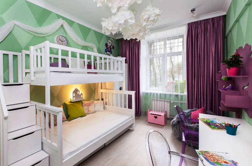 เชื่อกันว่าการใช้สีมาตรฐาน (สีน้ำเงินสำหรับเด็กผู้ชายและสีชมพูสำหรับเด็กผู้หญิง) กลายเป็นสัญญาณบ่งบอกถึงรสนิยมที่ไม่ดี เชื่อกันว่าการใช้สีมาตรฐาน (สีน้ำเงินสำหรับเด็กผู้ชายและสีชมพูสำหรับเด็กผู้หญิง) กลายเป็นสัญญาณบ่งบอกถึงรสนิยมที่ไม่ดี