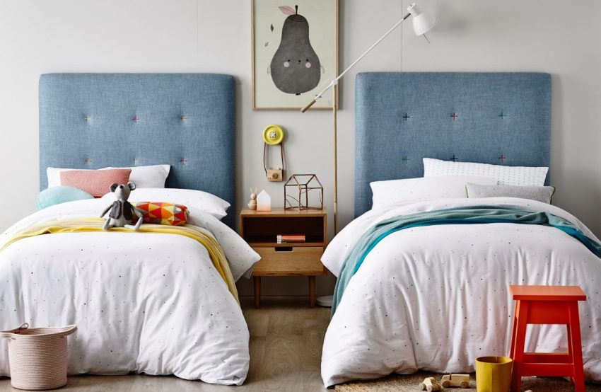 เตียงที่ติดตั้งแบบขนานและคั่นด้วยโต๊ะข้างเตียงหรือลิ้นชักเล็ก ๆ เท่านั้นจะเป็นตัวเลือกที่ยอดเยี่ยมสำหรับห้องขนาดเล็ก เตียงที่ติดตั้งแบบขนานและคั่นด้วยโต๊ะข้างเตียงหรือลิ้นชักเล็ก ๆ เท่านั้นจะเป็นตัวเลือกที่ยอดเยี่ยมสำหรับห้องขนาดเล็ก