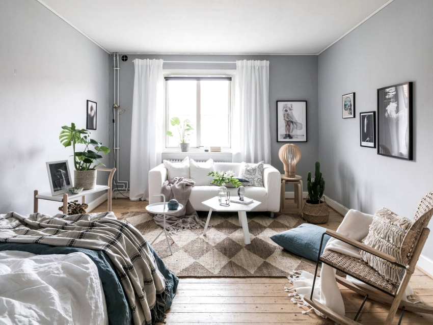 La chambre-salon de style scandinave est décorée dans une palette claire La chambre-salon de style scandinave est décorée dans une palette claire