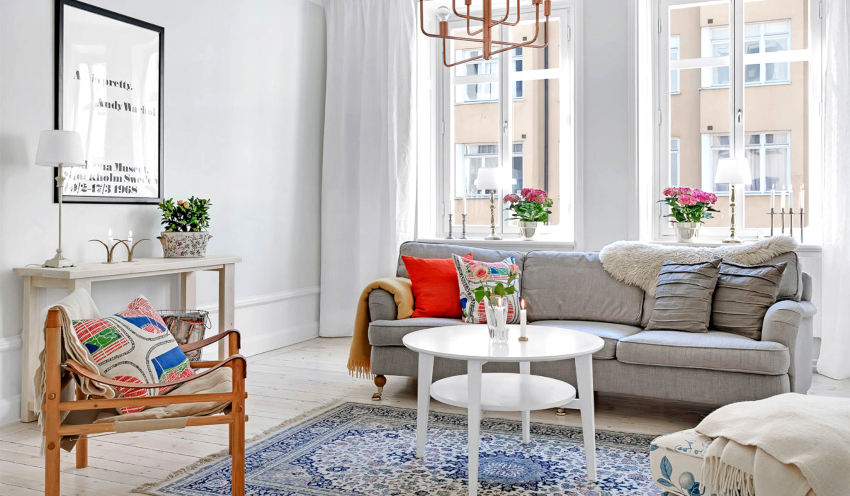 Dans le salon spacieux, vous pouvez trouver de la place pour une petite table à manger Dans le salon spacieux, vous pouvez trouver de la place pour une petite table à manger