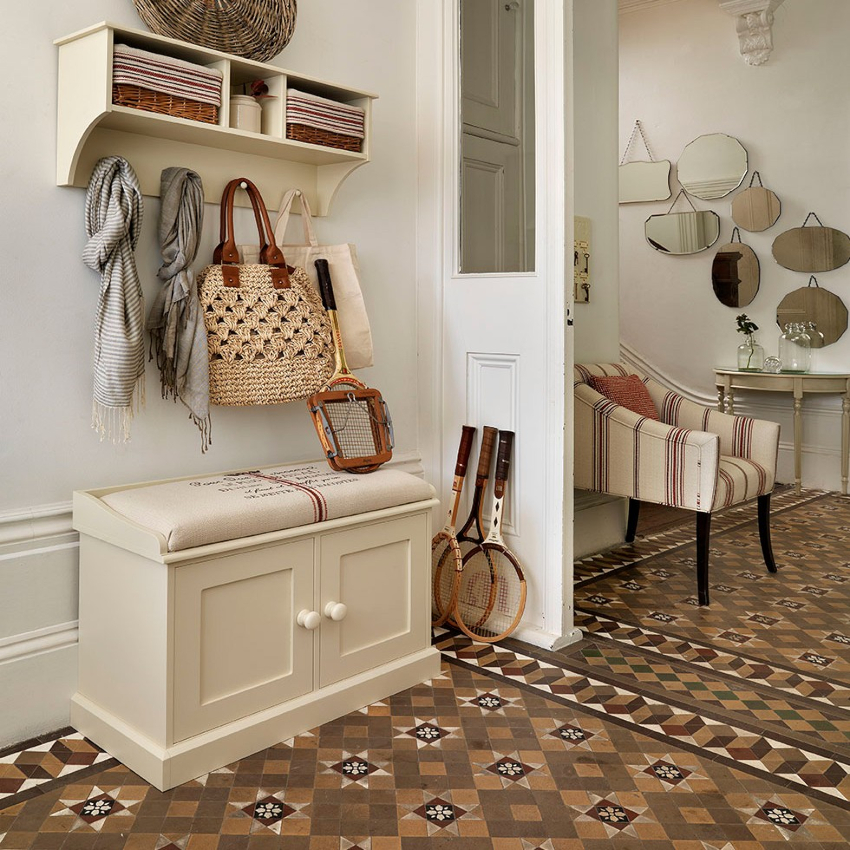 For at give gangen et indbydende og indbydende udseende er det bedre at bruge naturligt lys og varme farver til dekoration. For at give gangen et indbydende og indbydende udseende er det bedre at bruge naturligt lys og varme farver til dekoration.