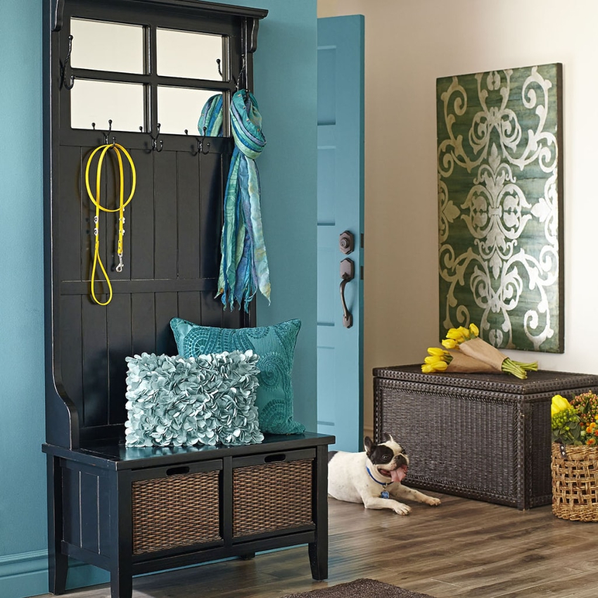 Handsker, hatte, tørklæder og andre små genstande kan opbevares i kommoden Handsker, hatte, tørklæder og andre små genstande kan opbevares i kommoden