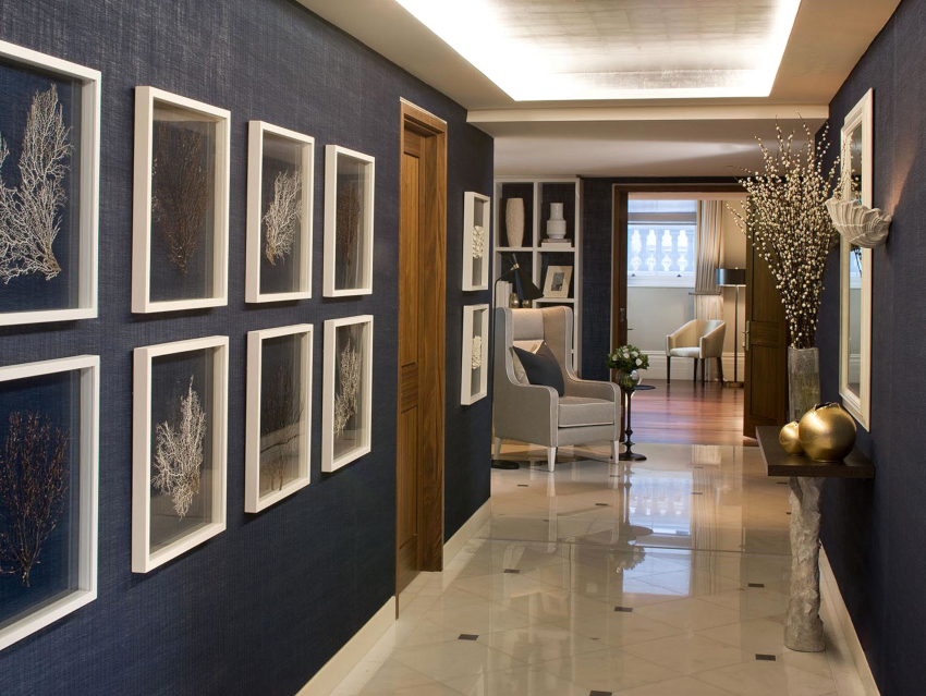 Du har også brug for et sæde i gangen: en lille sofa eller bænk, en stol eller lænestol Du har også brug for et sæde i gangen: en lille sofa eller bænk, en stol eller lænestol