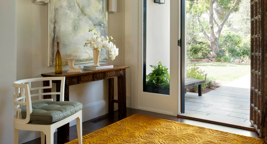 Indretning i form af malerier og kunstgenstande er en god mulighed for at skabe en smuk gang Indretning i form af malerier og kunstgenstande er en god mulighed for at skabe en smuk gang