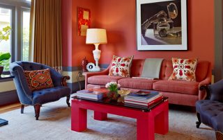 Rød tapet i interiøret, fargenergien og prinsippene for dannelse av kontraster