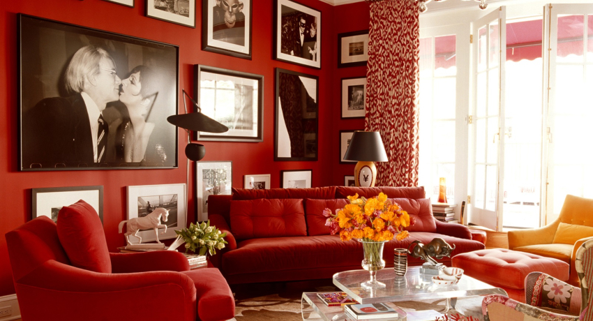 Bakgrunn for maling har en hvit overflate, etter at veggene er ferdig, er de malt rødt Bakgrunn for maling har en hvit overflate, etter at veggene er ferdig, er de malt rødt