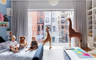 Kindermöbel für zwei Kinder: moderne Headsets und modularer Aufbau