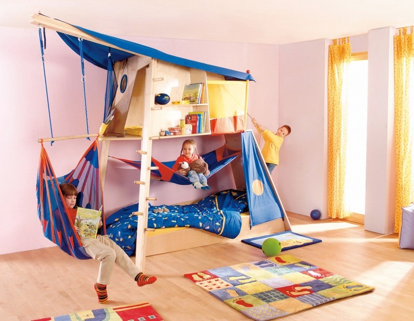 Es ist besser, den Sportkomplex in einem geräumigen Kinderzimmer zu installieren, da er viel Platz beansprucht Es ist besser, den Sportkomplex in einem geräumigen Kinderzimmer zu installieren, da er viel Platz beansprucht