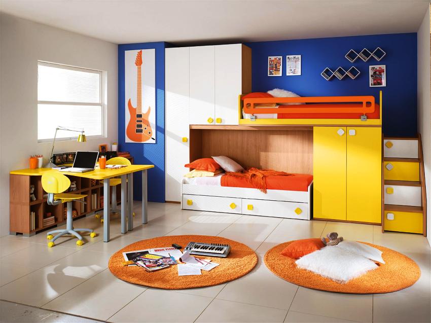 Ein Schreibtisch ist eines der wichtigsten Attribute der Möbel eines Schülers Ein Schreibtisch ist eines der wichtigsten Attribute der Möbel eines Schülers