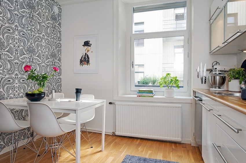 Kung ang unit ng kusina ay may isang makintab na harapan, ang pantakip sa dingding ay dapat magkaroon ng matte na pagkakayari. Kung ang unit ng kusina ay may isang makintab na harapan, ang pantakip sa dingding ay dapat magkaroon ng matte na pagkakayari.