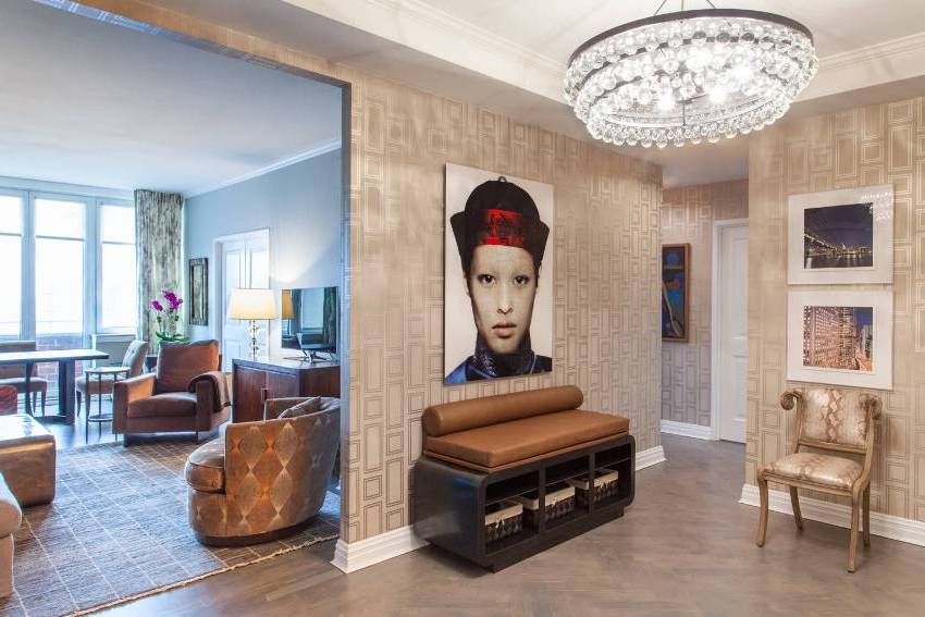 Použitie tapety s rôznymi textúrami a vzormi vám umožňuje zmeniť dojem z priestoru chodby Použitie tapety s rôznymi textúrami a vzormi vám umožňuje zmeniť dojem z priestoru chodby