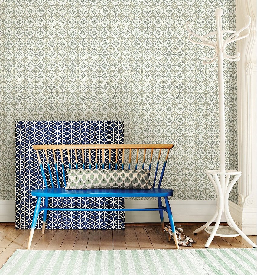 Na chodbe a chodbe sú na rozdiel od iných miestností kladené na tapety ďalšie požiadavky Na chodbe a chodbe sú na rozdiel od iných miestností kladené na tapety ďalšie požiadavky