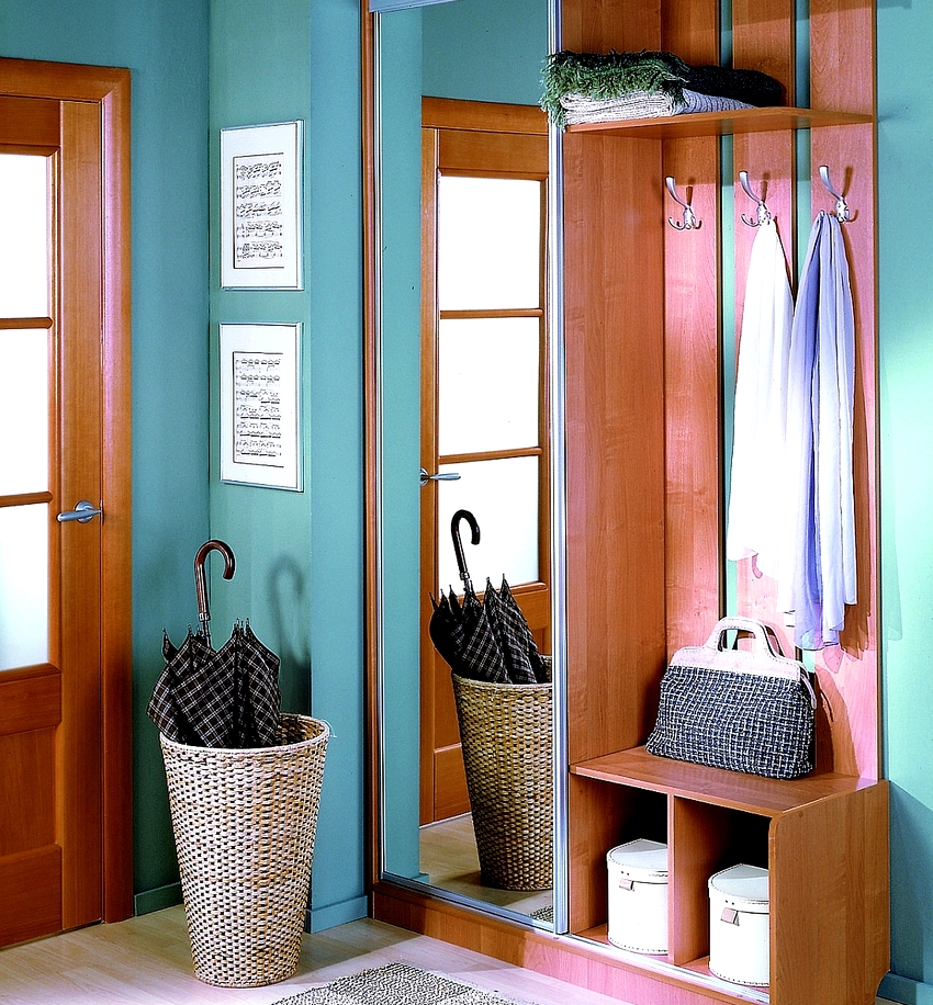 Projektanci kategorycznie nie zalecają używania ciemnej tapety w małym korytarzu Projektanci kategorycznie nie zalecają używania ciemnej tapety w małym korytarzu