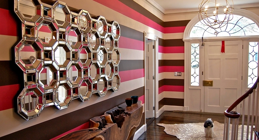 Wybierając tapetę na korytarzu, należy zwrócić uwagę nie tylko na zewnętrzne piękno, ale także na jakość materiału Tapeta na korytarzu: duże możliwości realizacji pomysłów projektowych