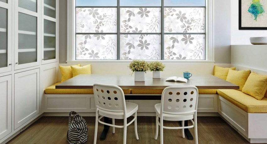 Til dekorering af et vindue i køkkenet er tekstiler ikke den eneste mulige mulighed nu. Vinduesdekoration i køkkenet: den sidste fase af at skabe et køkkeninteriør