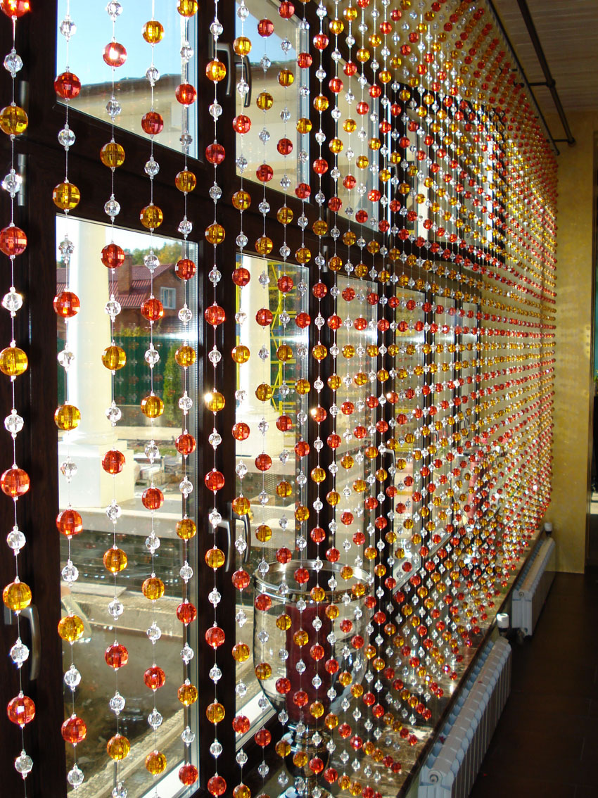 Perlegardiner ser godt ud på køkkenvinduer, hvilket gør interiøret let, dynamisk og muntert Perlegardiner ser godt ud på køkkenvinduer, hvilket gør interiøret let, dynamisk og muntert