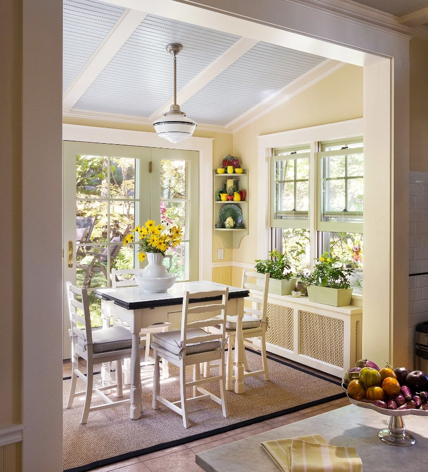 På køkkenvinduet, dekoreret uden gardiner, kan du placere blomsterpotter med blomster På køkkenvinduet, dekoreret uden gardiner, kan du placere blomsterpotter med blomster