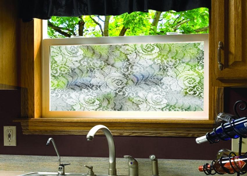 Matglas, farvede glasvinduer, skærme, klistermærker - der er masser af måder at slippe af med kedelige gardiner og persienner Matglas, farvede glasvinduer, skærme, klistermærker - der er masser af måder at slippe af med kedelige gardiner og persienner