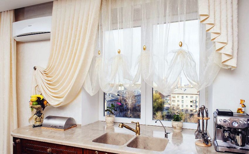 Lambrequins på vinduerne er hårde (bando) og bløde Lambrequins på vinduerne er hårde (bando) og bløde