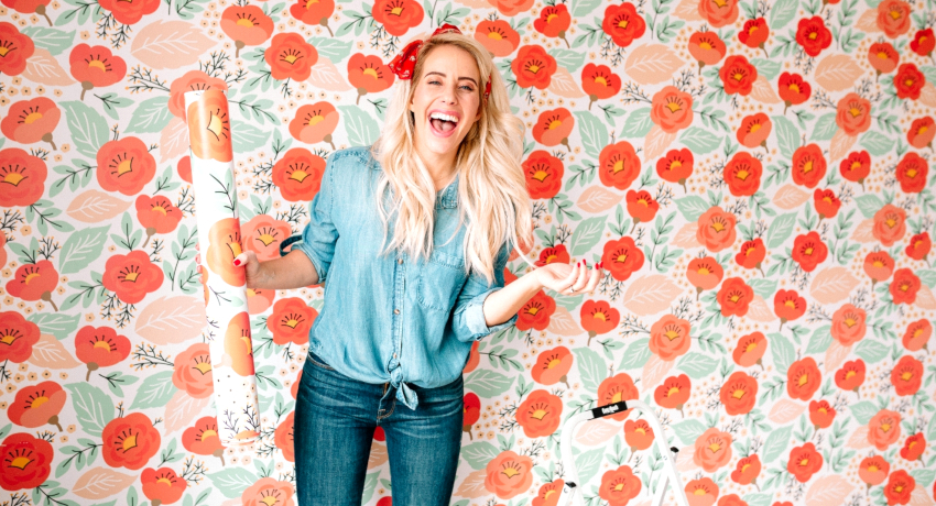 אם תחליט להדביק את הטפט בעצמך, עליך לדעת בבירור את רצף הפעולות שיש לבצע איפה מתחילים להדביק טפטים בחדר: טיפים וטריקים