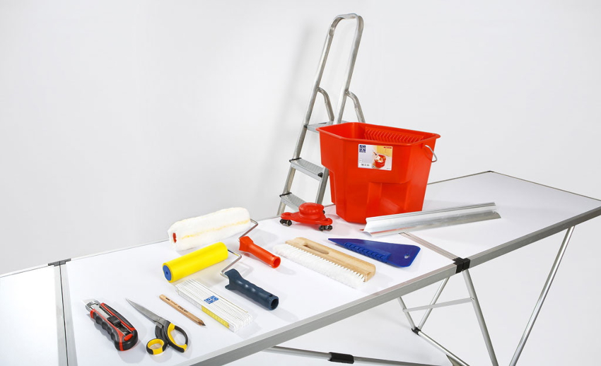 Duvar kağıdını yapıştırmak için, herhangi bir evde en sık bulunan öğelerden oluşan belirli bir araç setine ihtiyacınız vardır. Duvar kağıdını yapıştırmak için, herhangi bir evde en sık bulunan öğelerden oluşan belirli bir araç setine ihtiyacınız vardır.