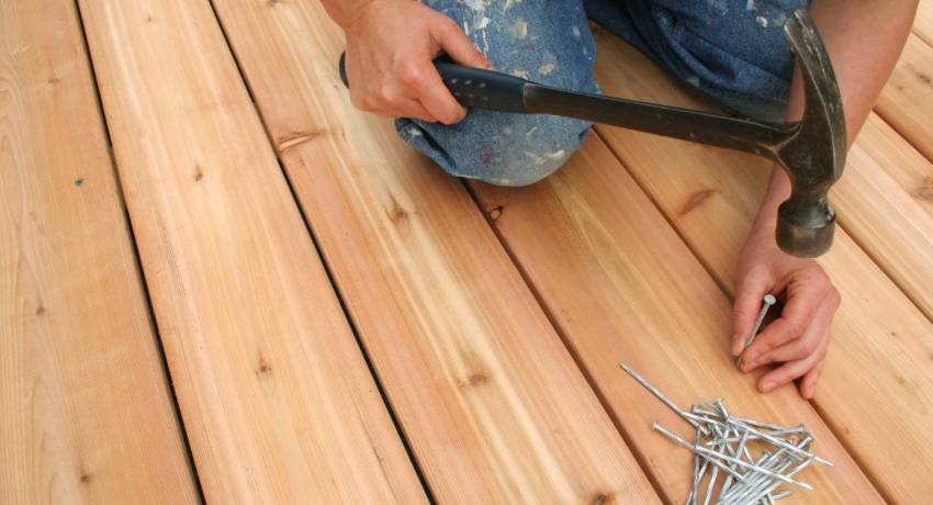 La col·locació de taules sòlides es realitza exclusivament a la fase final de renovació en interiors La col·locació de taules sòlides es realitza exclusivament a la fase final de renovació en interiors