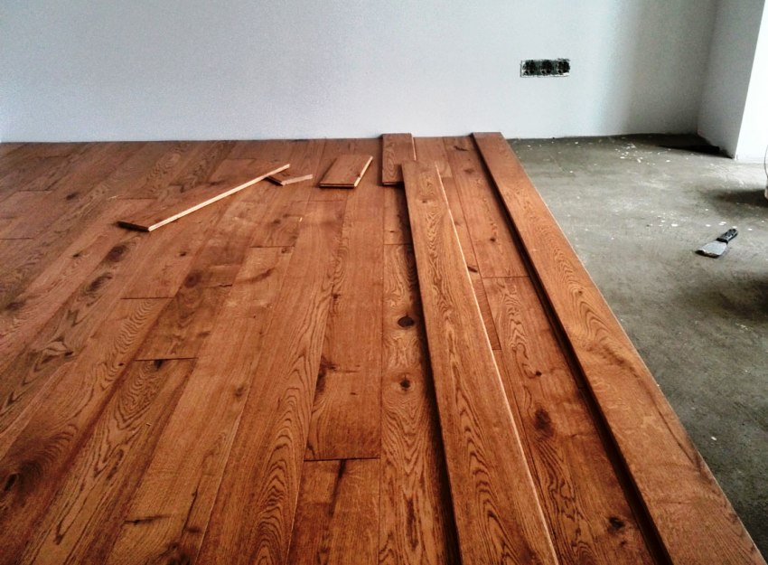 Les paviments de formigó fresc han d’estar completament secs quan es col·loquen els taulers Les paviments de formigó fresc han d’estar completament secs quan es col·loquen els taulers