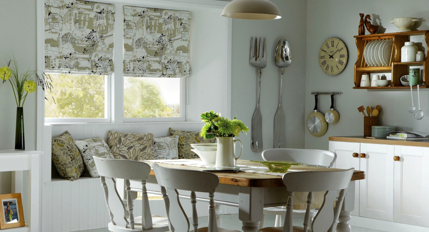 העיקרון של הרכבת וילונות דומה לתריסים, אך יחד עם זאת תריסים רומאים נראים הרבה יותר נוחים העיקרון של הרכבת וילונות דומה לתריסים, אך יחד עם זאת תריסים רומאים נראים הרבה יותר נוחים