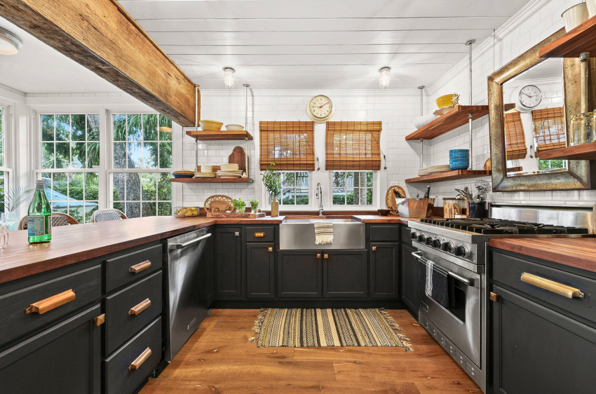 הסוג הפופולרי ביותר של וילונות למטבח הם דגמים רומאיים קלאסיים. הסוג הפופולרי ביותר של וילונות למטבח הם דגמים רומאיים קלאסיים.