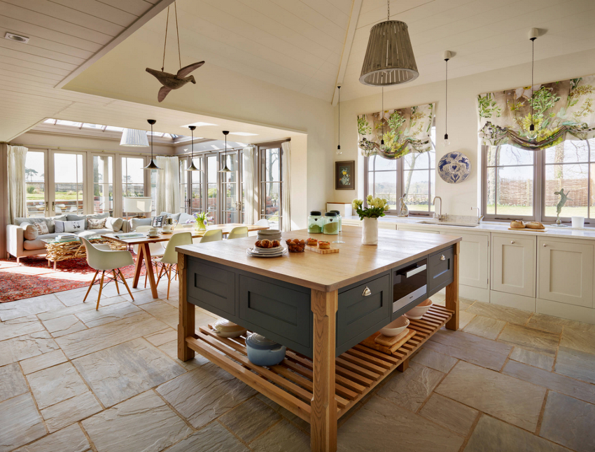 וילונות רומאיים, המובחנים בהדפס גדול, נחשבים לחידוש אופנתי. וילונות רומאיים, המובחנים בהדפס גדול, נחשבים לחידוש אופנתי.